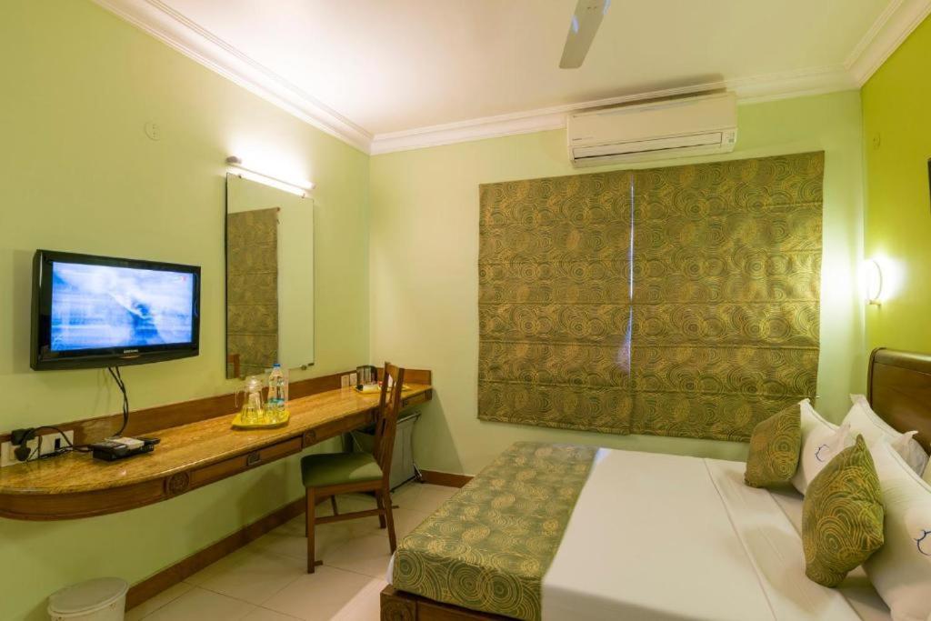 Crescent Park Hotell Chennai Exteriör bild