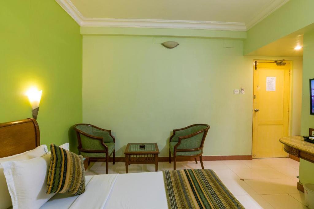 Crescent Park Hotell Chennai Exteriör bild