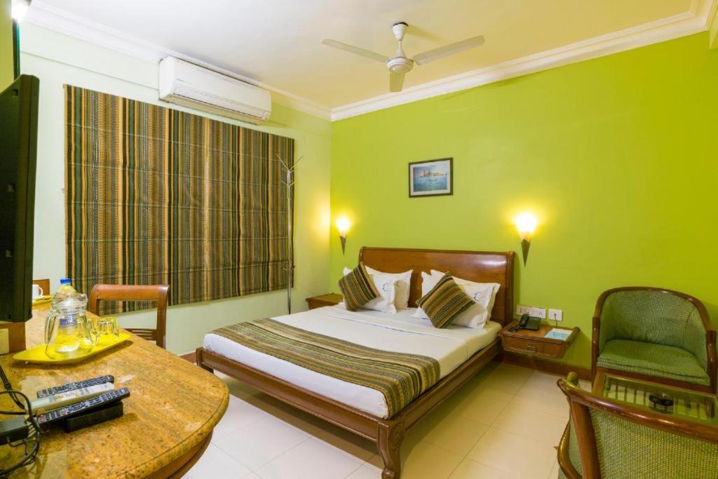 Crescent Park Hotell Chennai Exteriör bild