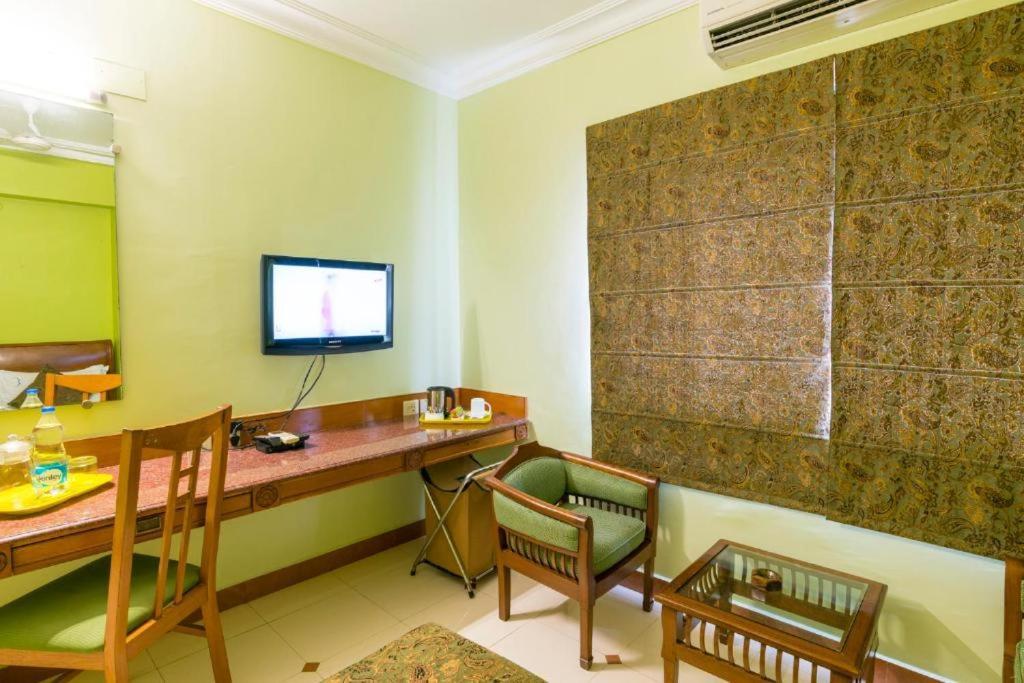 Crescent Park Hotell Chennai Exteriör bild