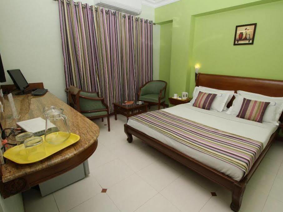 Crescent Park Hotell Chennai Exteriör bild