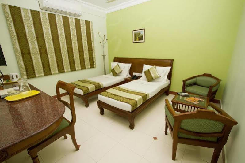 Crescent Park Hotell Chennai Exteriör bild