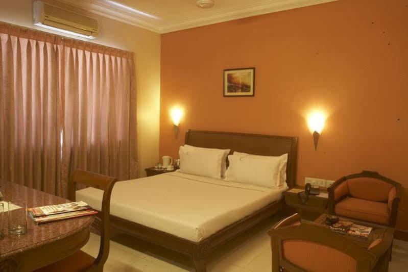 Crescent Park Hotell Chennai Exteriör bild