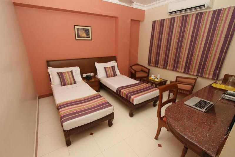 Crescent Park Hotell Chennai Exteriör bild
