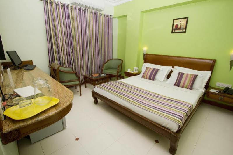 Crescent Park Hotell Chennai Exteriör bild