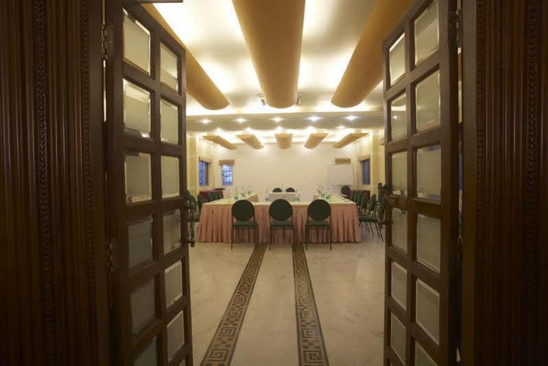 Crescent Park Hotell Chennai Exteriör bild