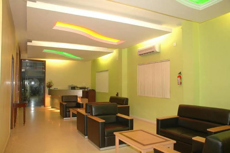 Crescent Park Hotell Chennai Exteriör bild