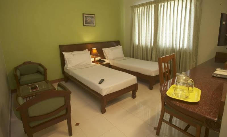 Crescent Park Hotell Chennai Exteriör bild